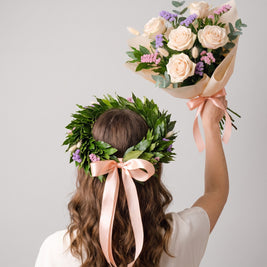 Set laurea Torino: corona con statice e lagurus e bouquet di rose crema