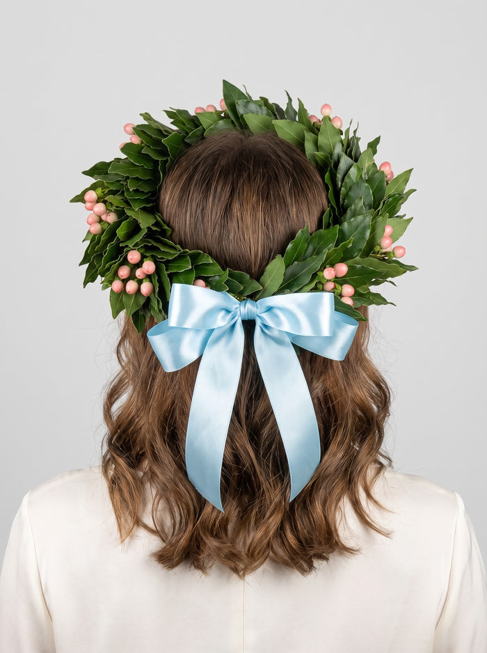 Corona di laurea con bacche rosa di hypericum su alloro, fiocco di raso azzurro — Emozioni Torino