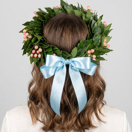 Corona di laurea con bacche rosa di hypericum su alloro, fiocco di raso azzurro — Emozioni Torino