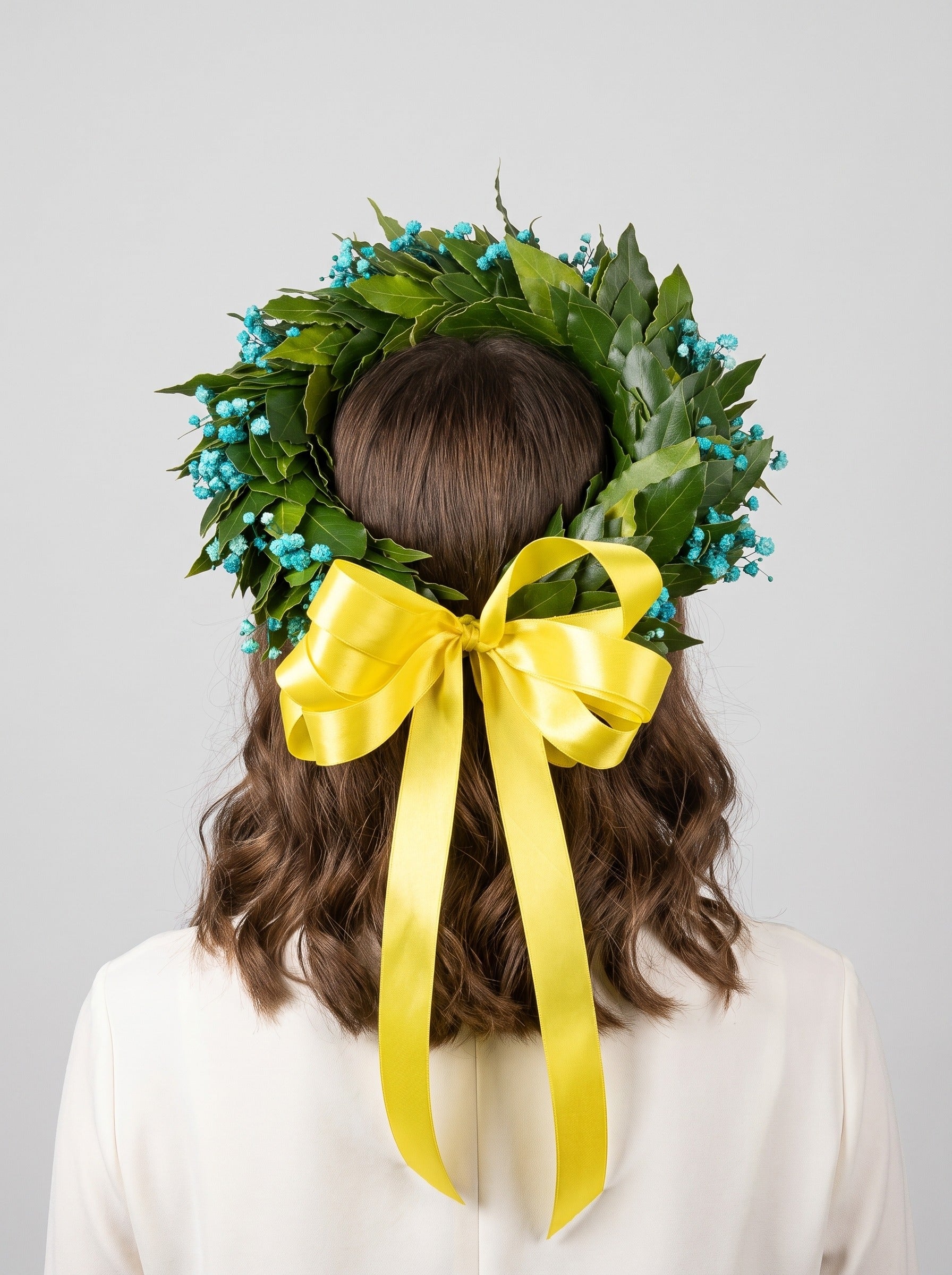 Corona di laurea con gypsophila turchese su alloro, fiocco di raso giallo — Emozioni Torino