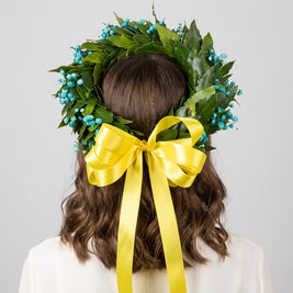 Corona di laurea con gypsophila turchese su alloro, fiocco di raso giallo — Emozioni Torino