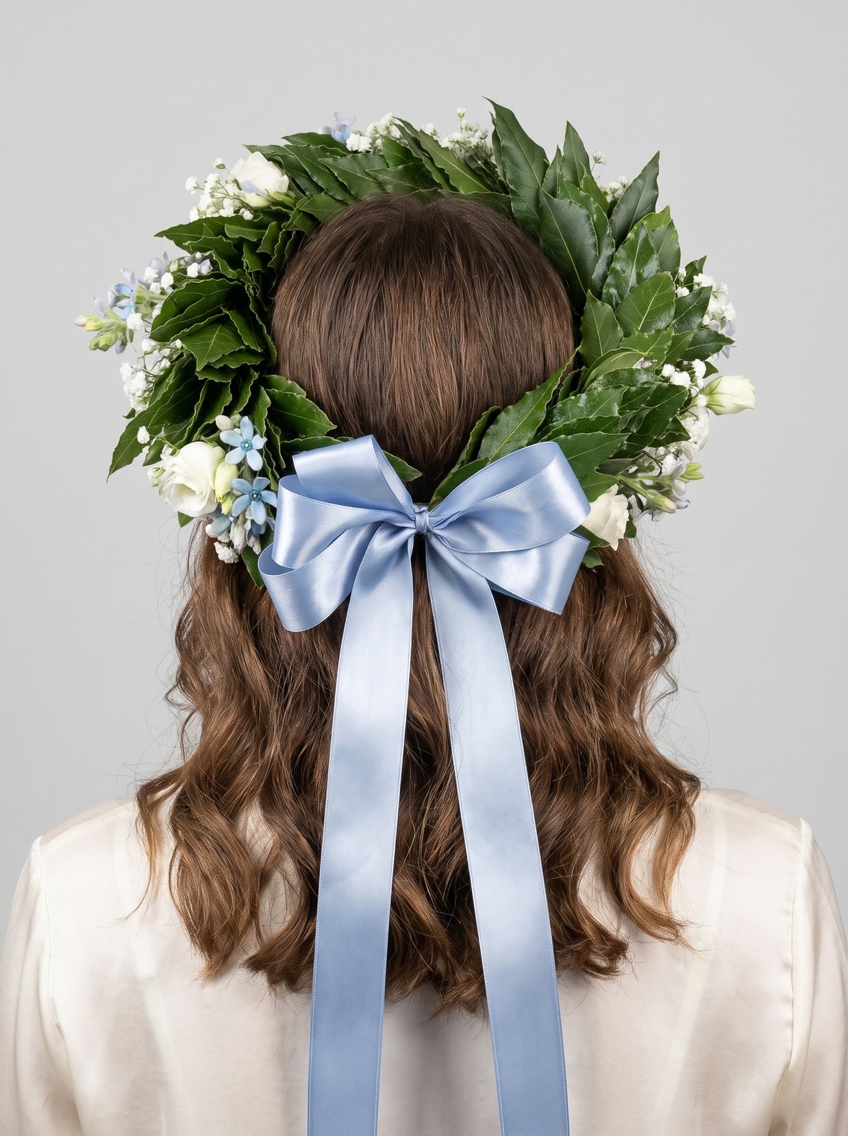 Corona di laurea con lisianthus bianchi, gypsophila e tweedia azzurra su alloro, fiocco azzurro polvere — Emozioni Torino