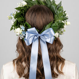 Corona di laurea con lisianthus bianchi, gypsophila e tweedia azzurra su alloro, fiocco azzurro polvere — Emozioni Torino