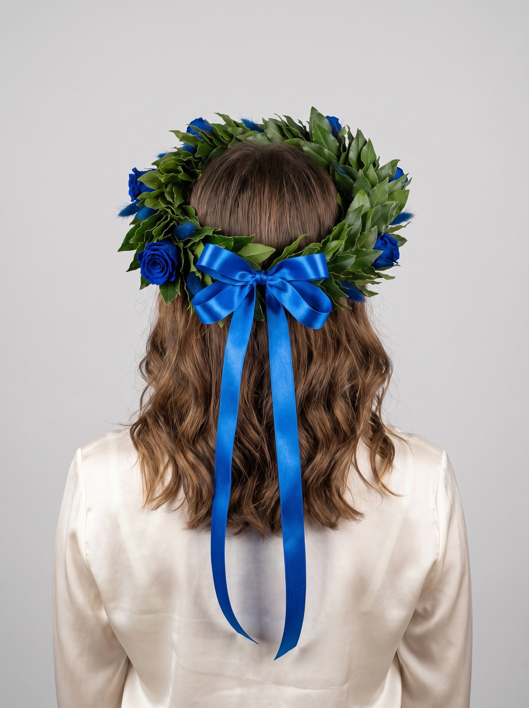 Corona di laurea con rose blu stabilizzate e lagurus su alloro, fiocco di raso blu — Emozioni Torino