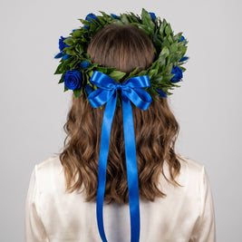 Corona di laurea con rose blu stabilizzate e lagurus su alloro, fiocco di raso blu — Emozioni Torino