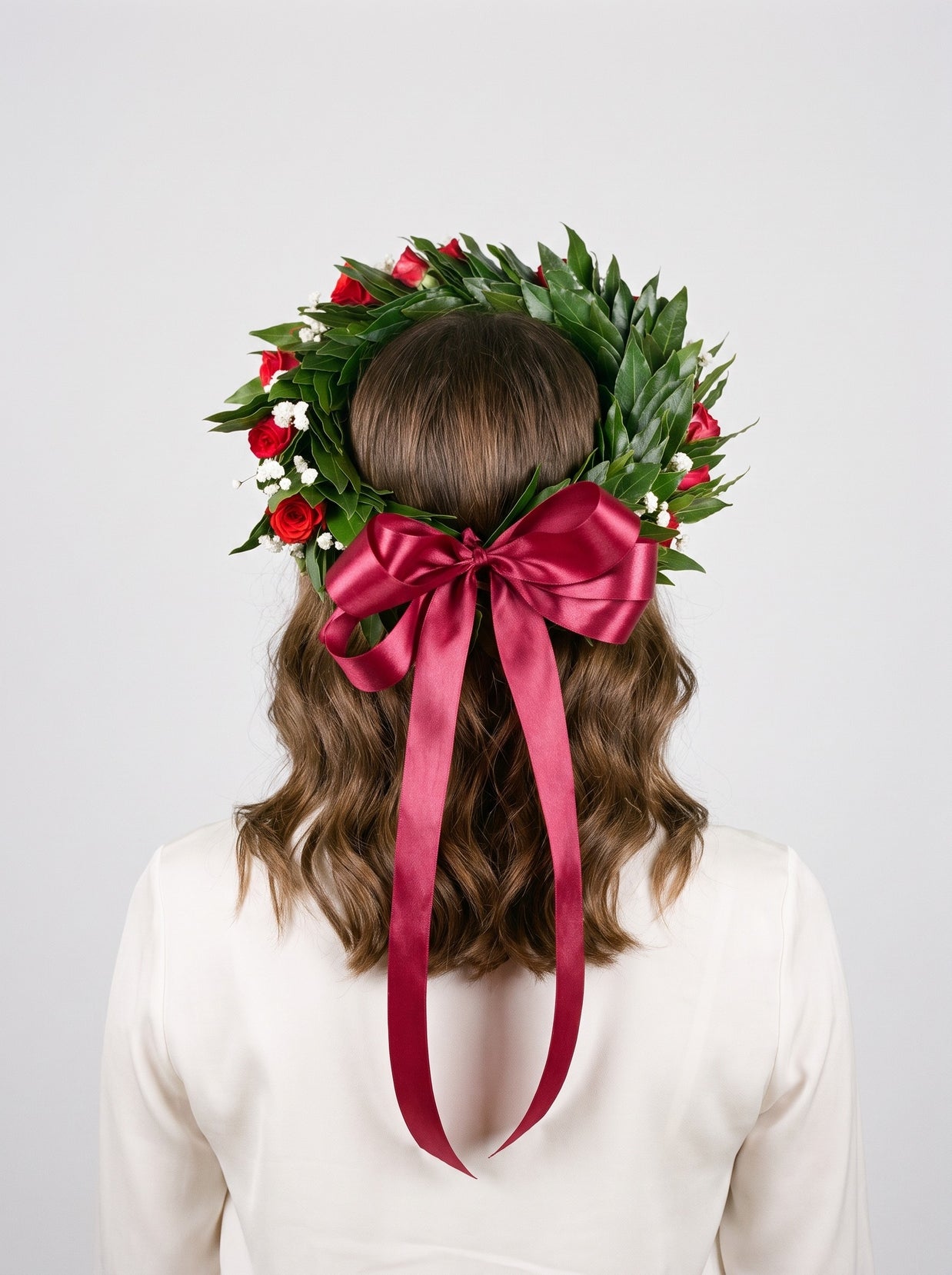 Corona di laurea con roselline rosse e gypsophila su alloro, fiocco di raso rosso scuro — Emozioni Torino