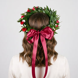 Corona di laurea con roselline rosse e gypsophila su alloro, fiocco di raso rosso scuro — Emozioni Torino