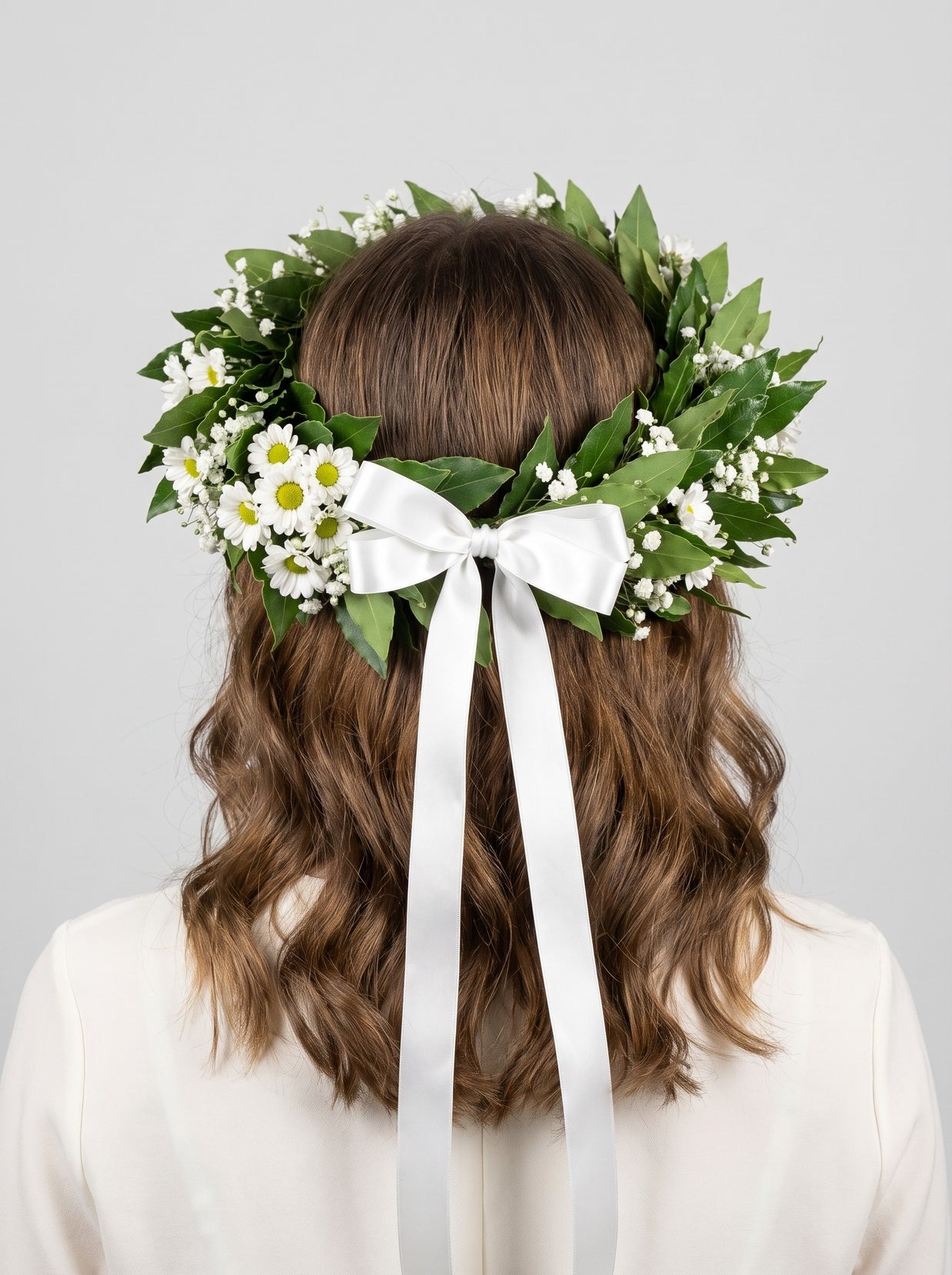 Corona di laurea Torino con santini bianchi, gypsophila e fiocco bianco