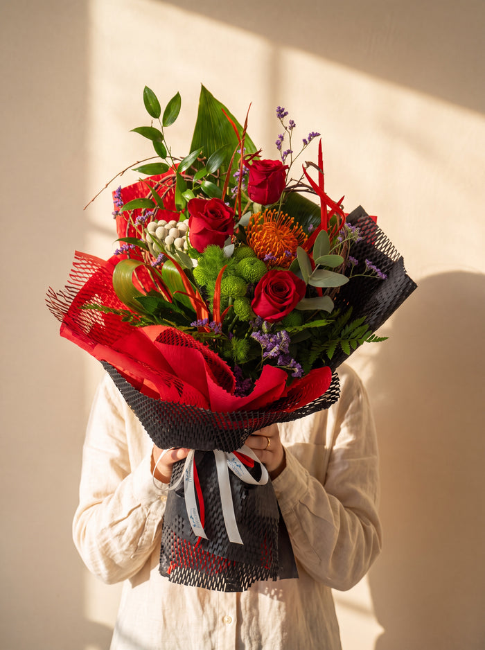 Macchia, bouquet con rose rosse e protea arancio — consegna a Torino