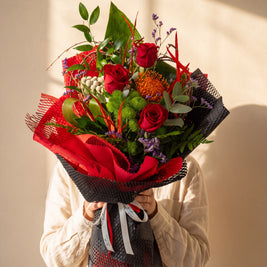 Macchia, bouquet con rose rosse e protea arancio — consegna a Torino