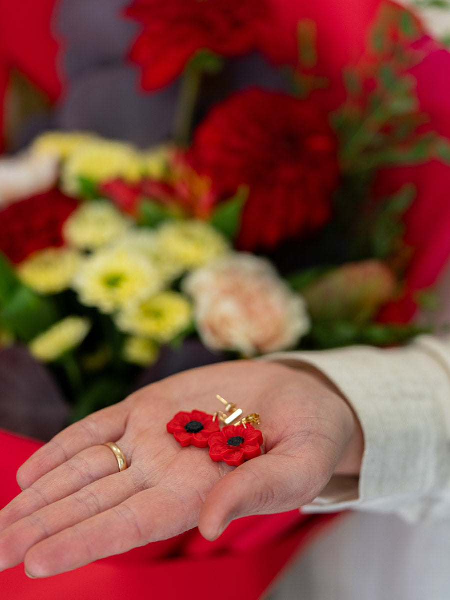Orecchini Fiore Rosso in Argilla – Artigianali e Leggeri | Clay Design