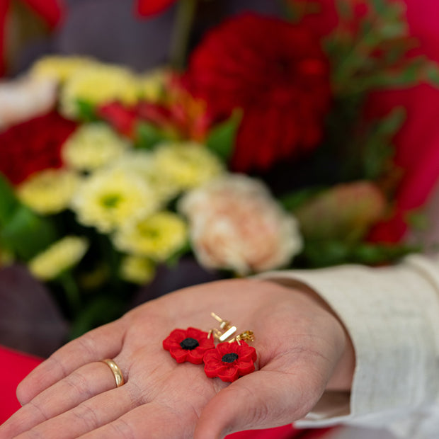 Orecchini Fiore Rosso in Argilla – Artigianali e Leggeri | Clay Design