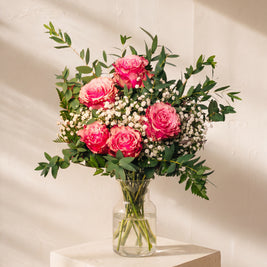 Radura, rose rosa e gypsophila nel vaso — Emozioni Fiori Torino