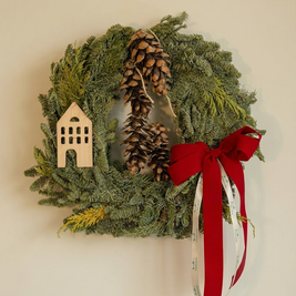 Ghirlanda Artigianale con Pigne e Casetta in Legno