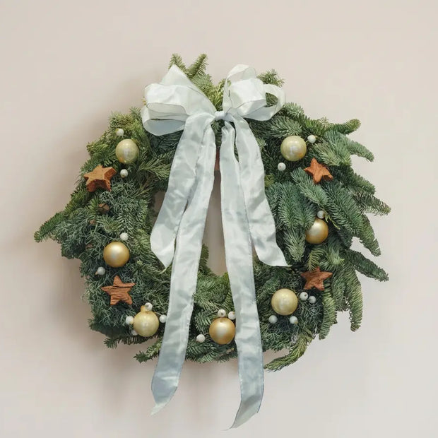 Ghirlanda Natalizia Artigianale – Decorazioni stelle di legno & Nastro bianco Emozioni