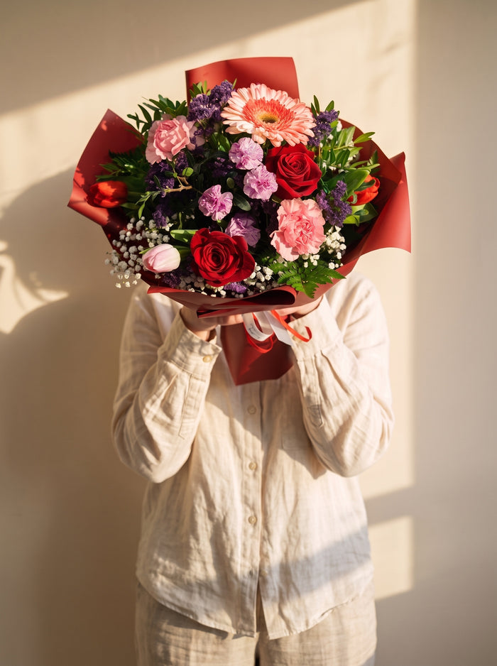 Giardinetto, bouquet con rose rosse, gerbera e garofani — consegna a Torino