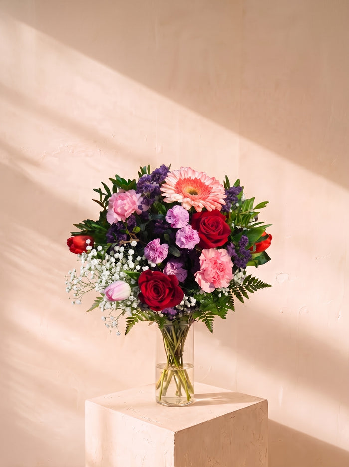 Giardinetto, rose rosse, gerbera e garofani nel vaso — Emozioni Fiori Torino
