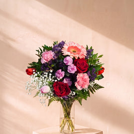 Giardinetto, rose rosse, gerbera e garofani nel vaso — Emozioni Fiori Torino