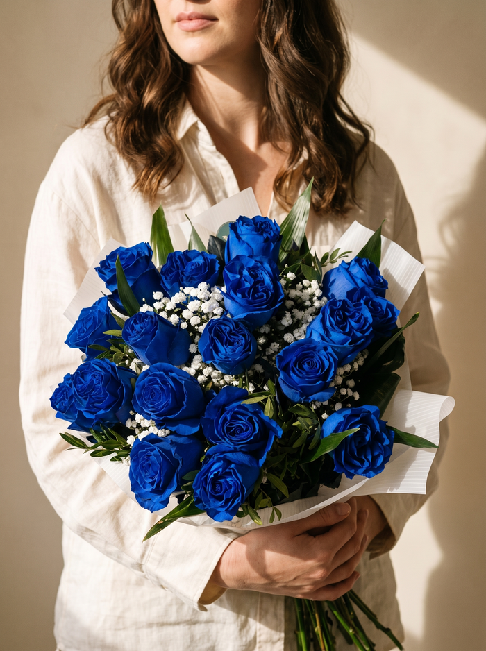 Voliera, mazzo di 18 rose blu con gypsophila — Emozioni Fiori Torino