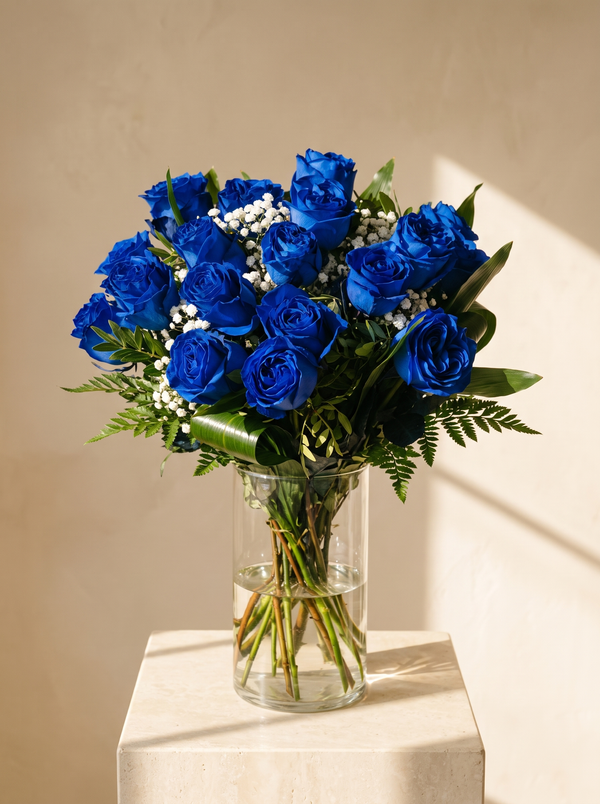 Voliera, mazzo di rose blu con gypsophila in vaso di vetro — Emozioni Fiori Torino