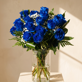 Voliera, mazzo di rose blu con gypsophila in vaso di vetro — Emozioni Fiori Torino