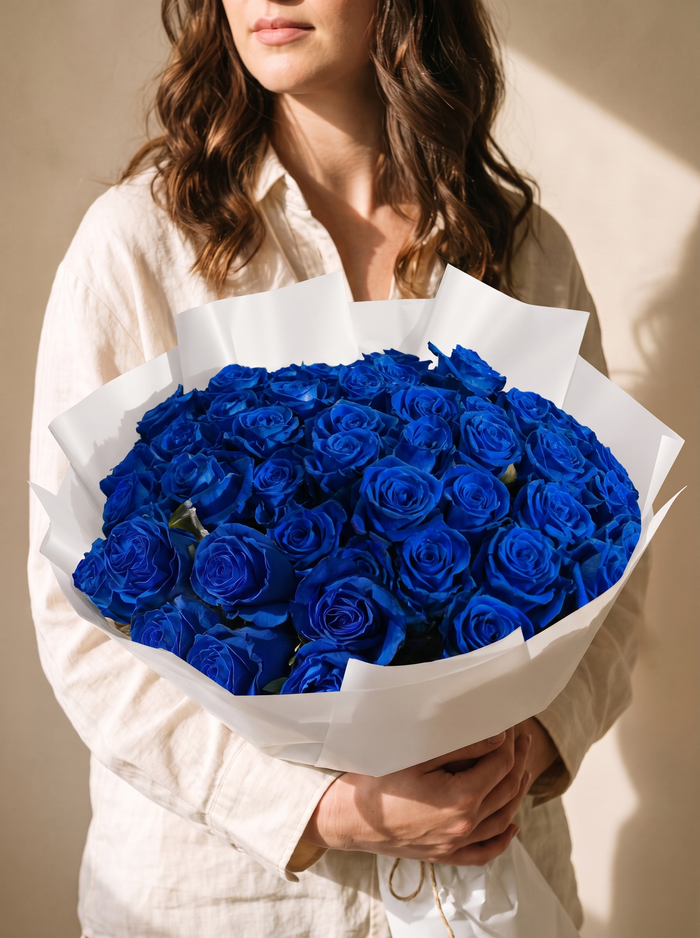 Mazzo di 50 rose blu con carta bianca — Emozioni Fiori Torino