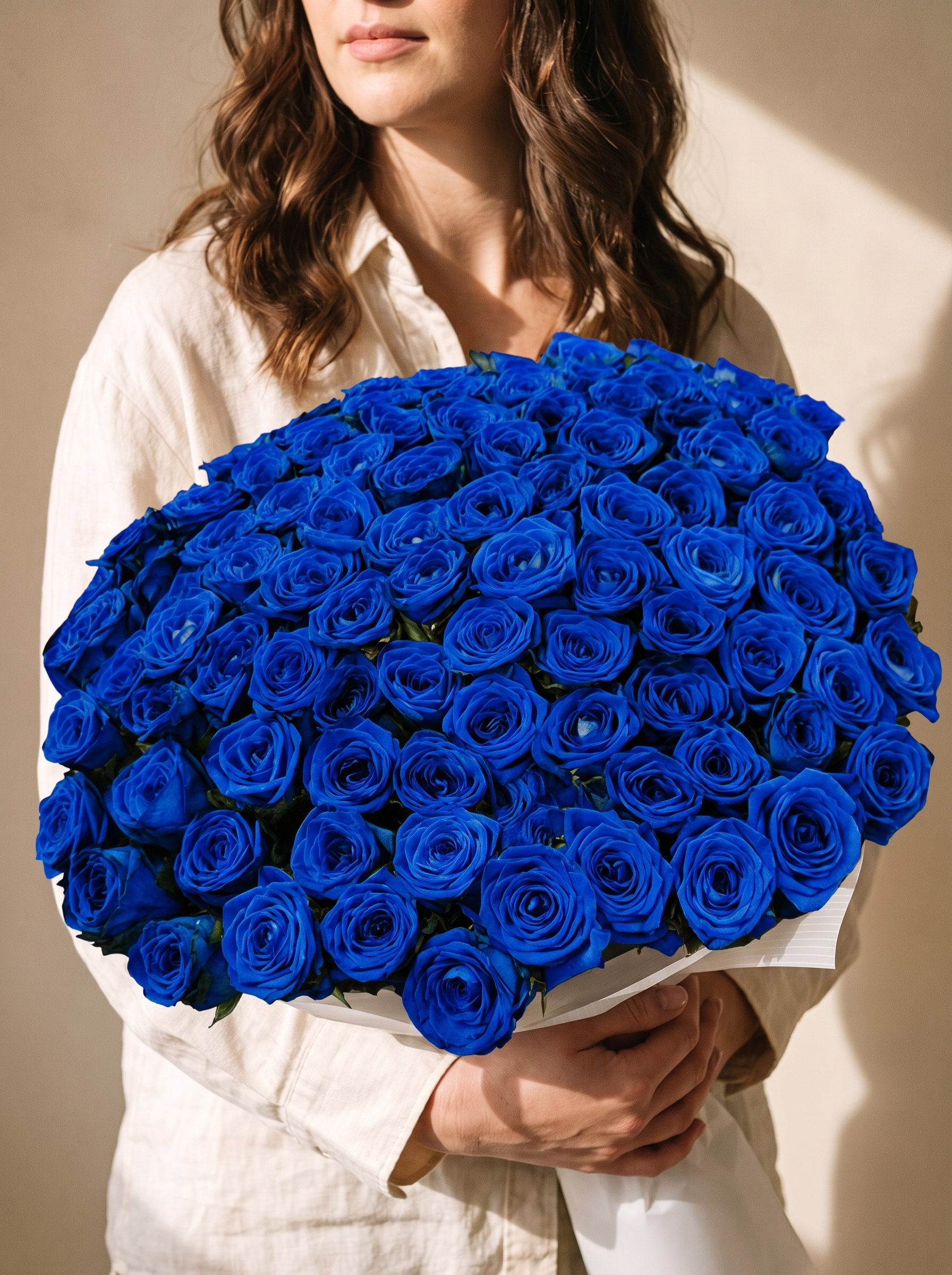 Mazzo di 100 rose blu, cupola con carta bianca — Emozioni Fiori Torino