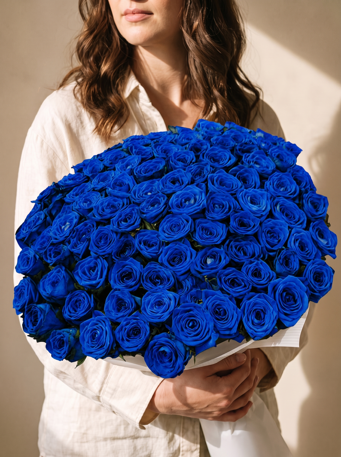 Mazzo di 100 rose blu, cupola con carta bianca — Emozioni Fiori Torino