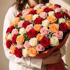 Mazzo di 100 rose miste, cupola con carta rossa — Emozioni Fiori Torino