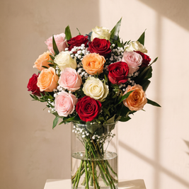 Aiuola, mazzo di rose miste con gypsophila in vaso di vetro — Emozioni Fiori Torino