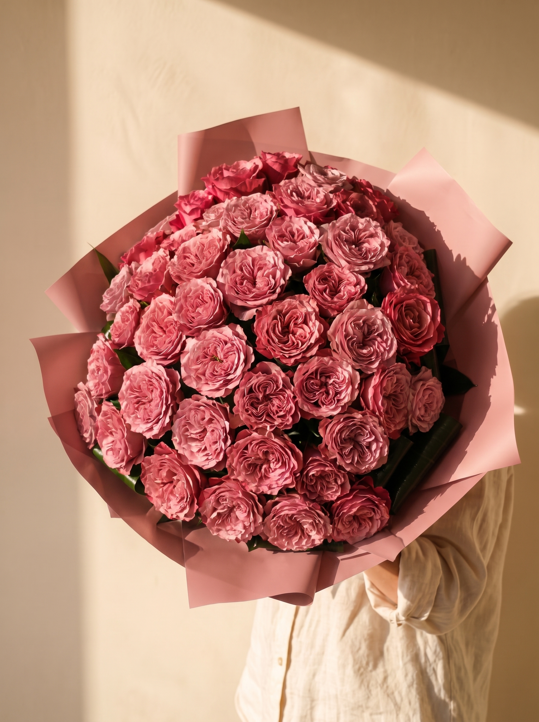 Mazzo di 50 rose garden rosa antico con carta cipria — Emozioni Fiori Torino