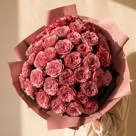 Mazzo di 50 rose garden rosa antico con carta cipria — Emozioni Fiori Torino