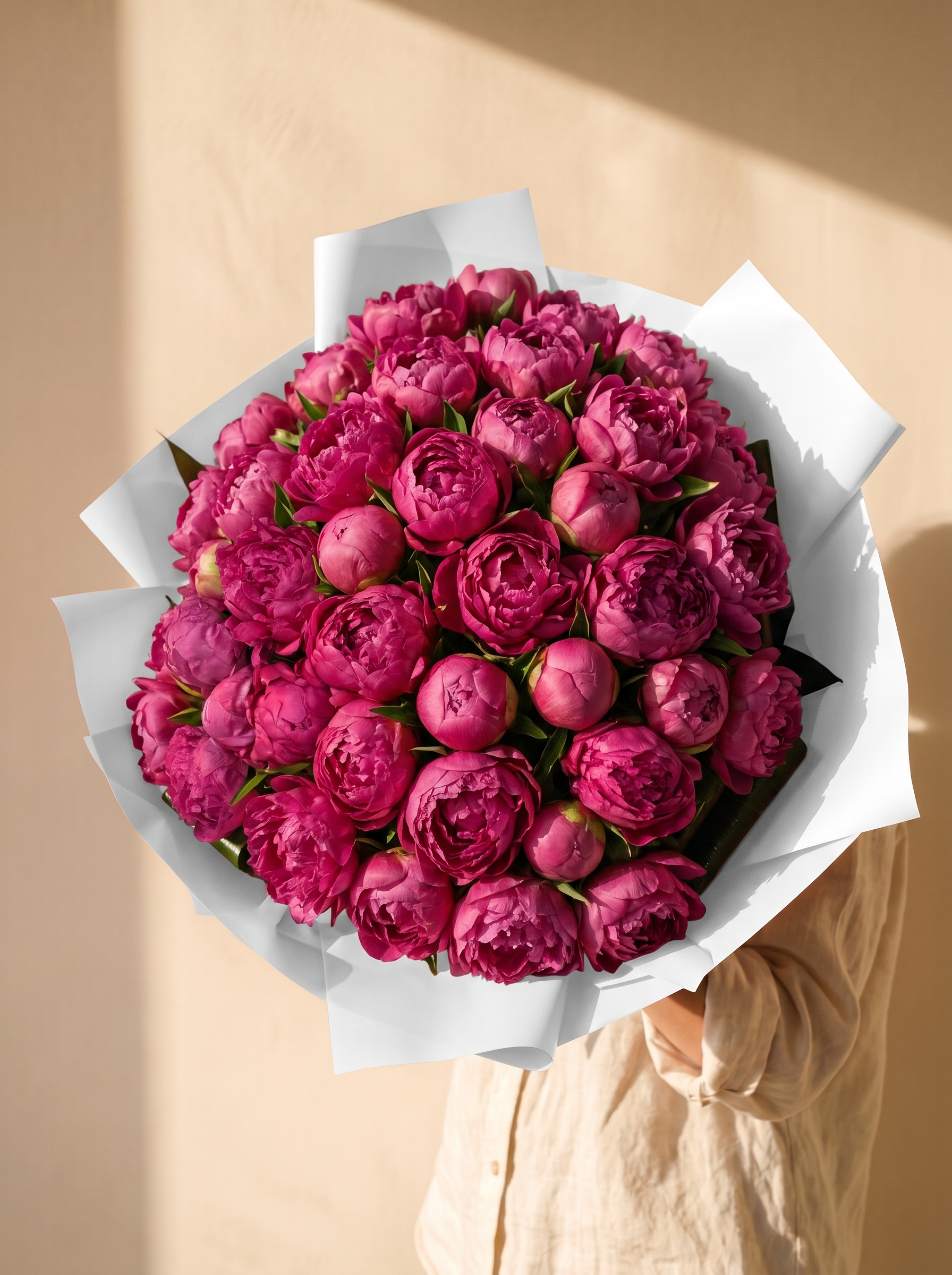 Mazzo di 50 peonie fucsia con carta bianca — Emozioni Fiori Torino