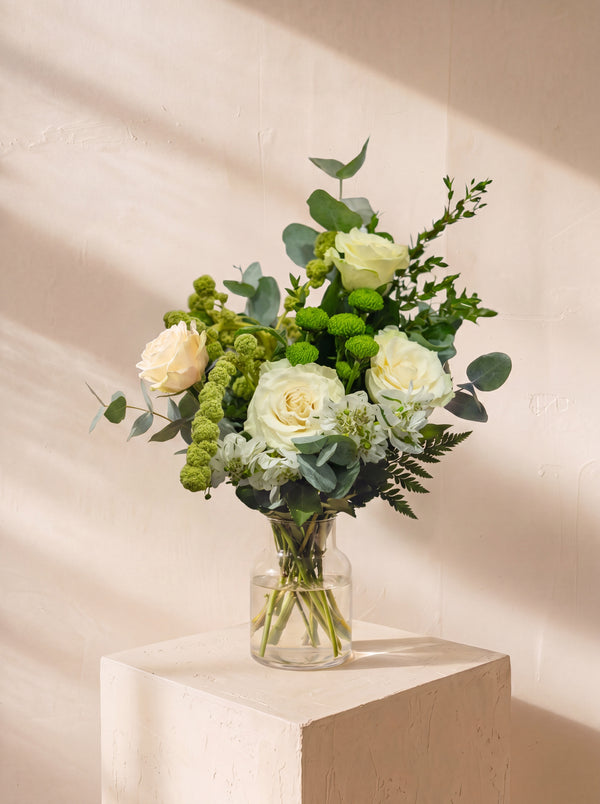 Peristilio, rose e santini nel vaso — Emozioni Fiori Torino