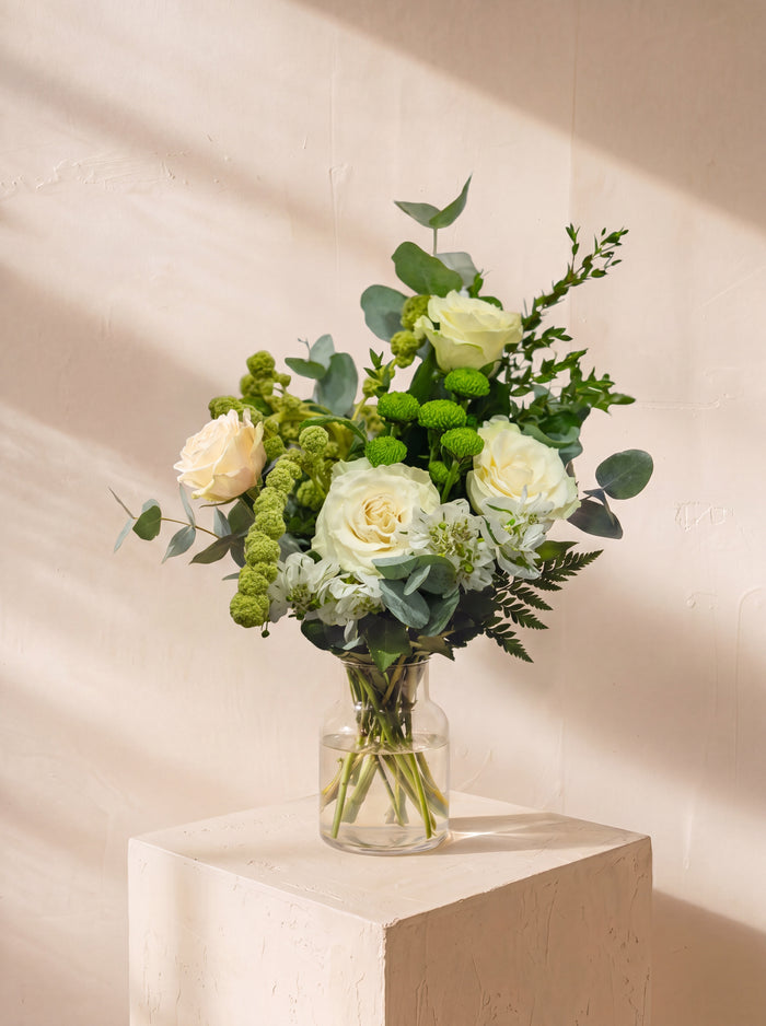 Peristilio, rose e santini nel vaso — Emozioni Fiori Torino