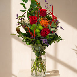 Macchia, rose rosse e protea nel vaso — Emozioni Fiori Torino
