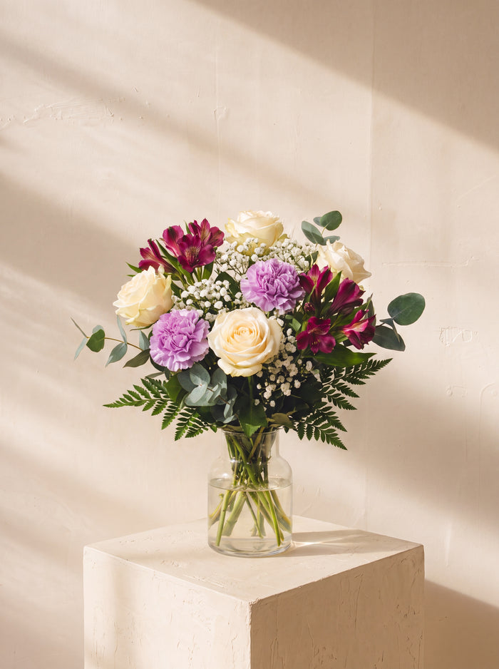 Conservatoria, rose bianche e garofani lilla nel vaso — Emozioni Fiori Torino