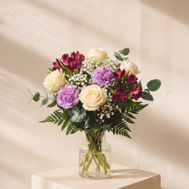 Conservatoria, rose bianche e garofani lilla nel vaso — Emozioni Fiori Torino