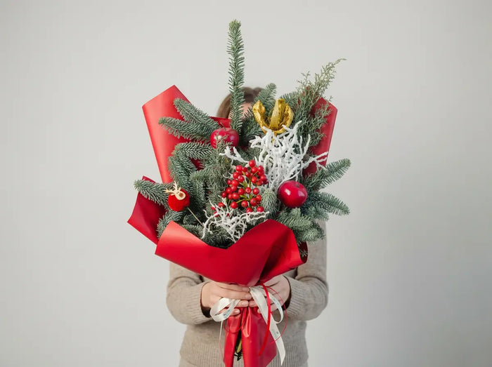 Mazzo Natalizio Fatto a Mano con Abete, Bacche Rosse e Dettagli Decorativi Emozioni