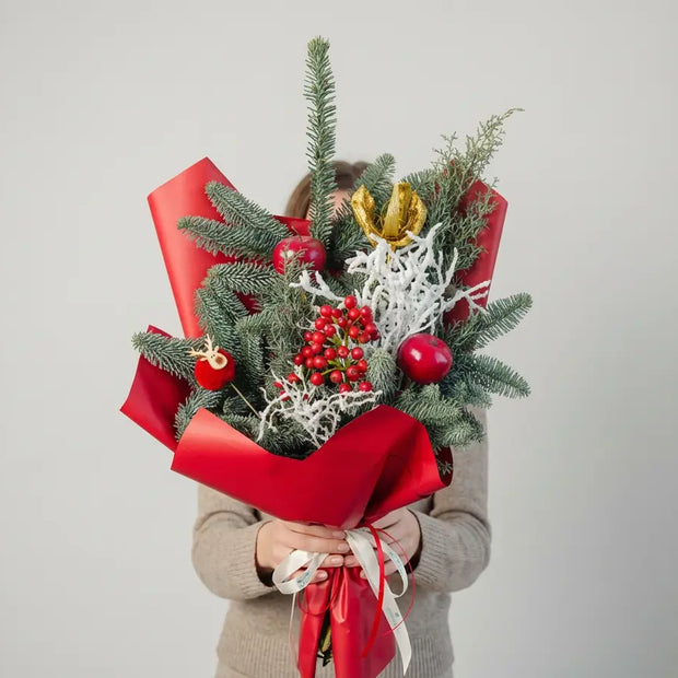 Mazzo Natalizio Artigianale con Abete, Bacche Rosse e Dettagli Decorativi Emozioni