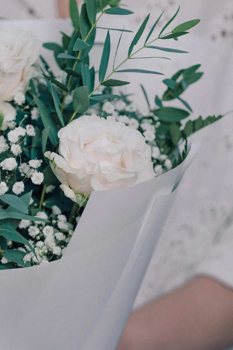 Bouquet con Rose Bianche e Gypsophila | Consegna a Torino Emozioni