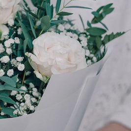 Bouquet con Rose Bianche e Gypsophila | Consegna a Torino Emozioni