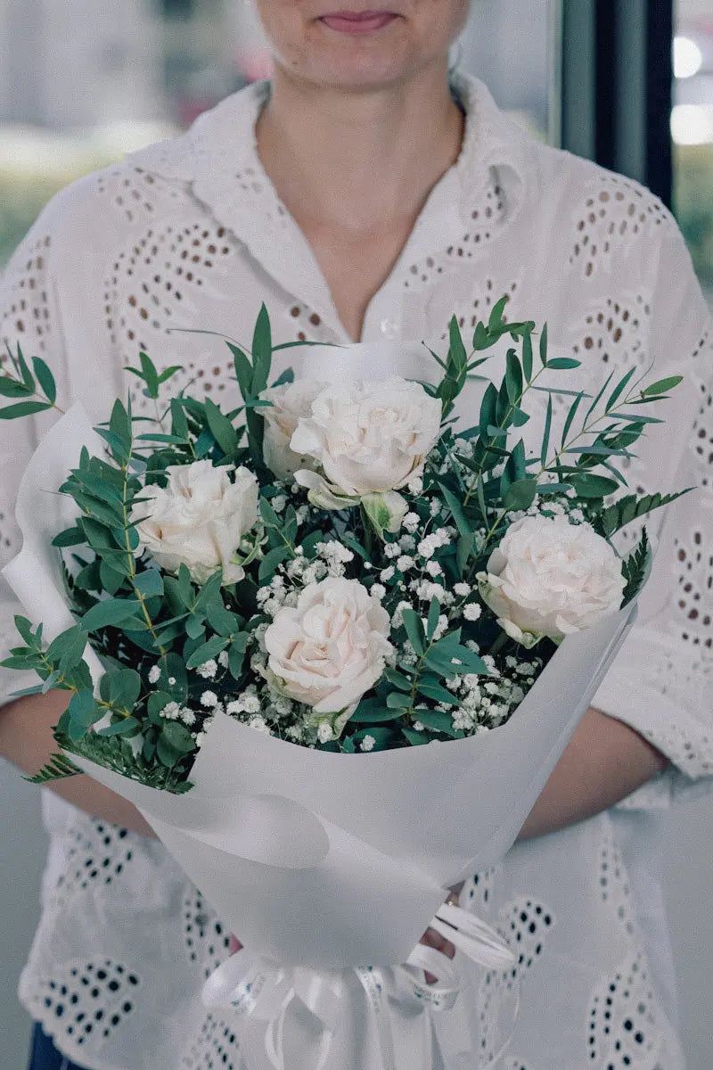 Bouquet con Rose Bianche e Gypsophila | Consegna a Torino Emozioni