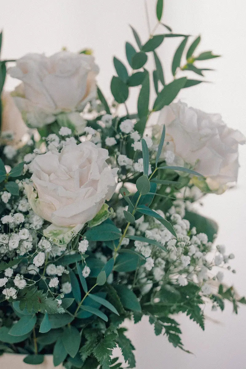 Bouquet con Rose Bianche e Gypsophila | Consegna a Torino Emozioni