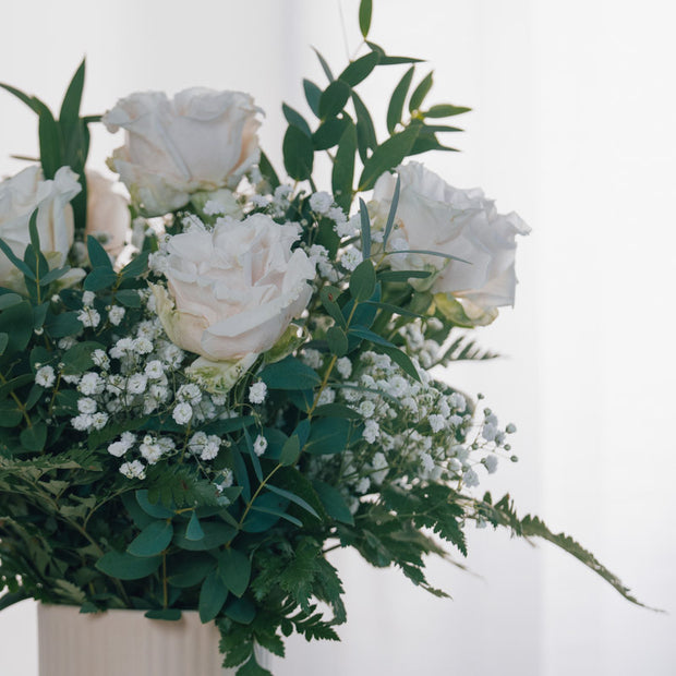 Bouquet con Rose Bianche e Gypsophila | Consegna a Torino