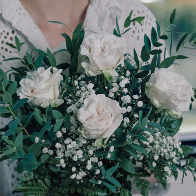 Bouquet con Rose Bianche e Gypsophila | Consegna a Torino Emozioni