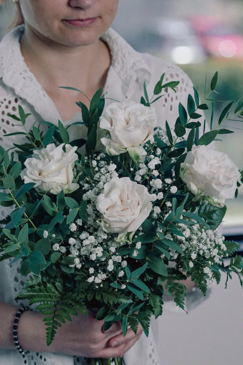 Bouquet con Rose Bianche e Gypsophila | Consegna a Torino Emozioni