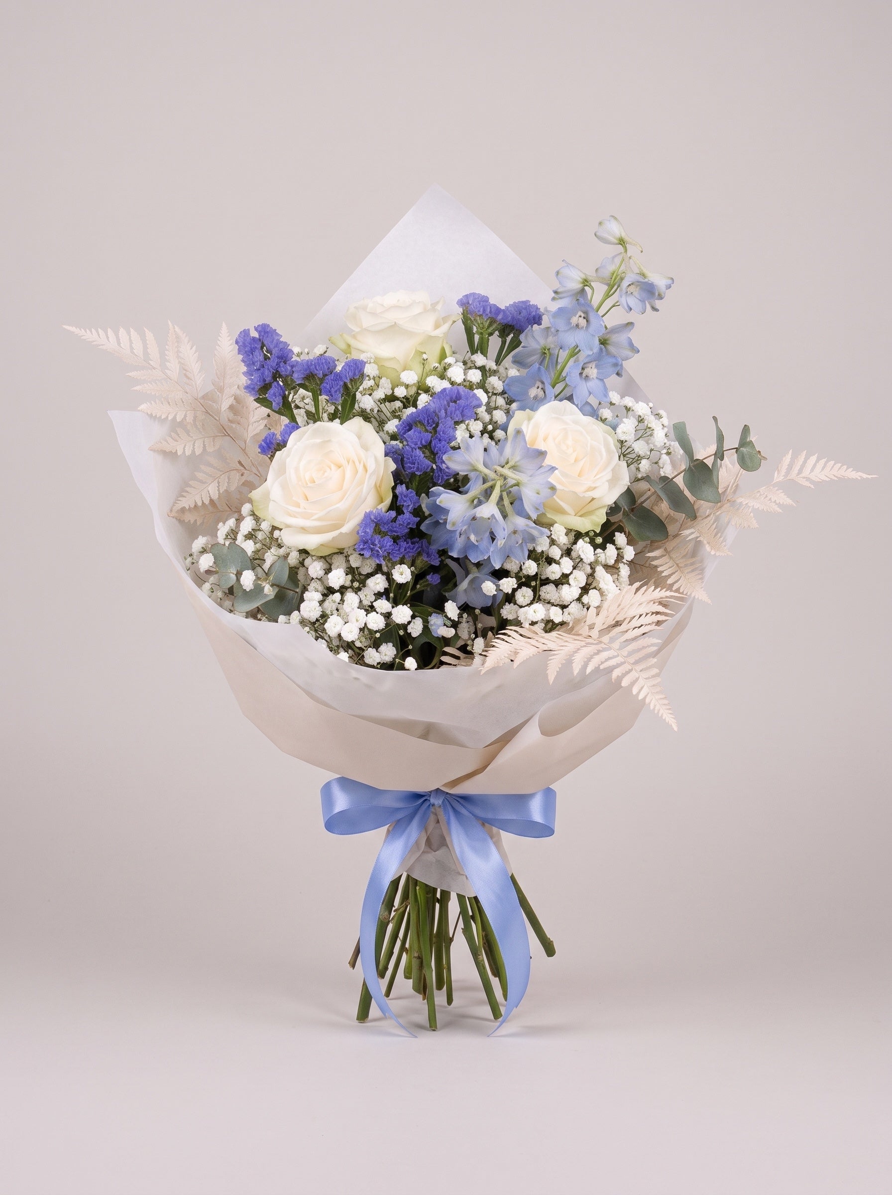 Bouquet di laurea con rose bianche e blu | Emozioni Fiori Torino