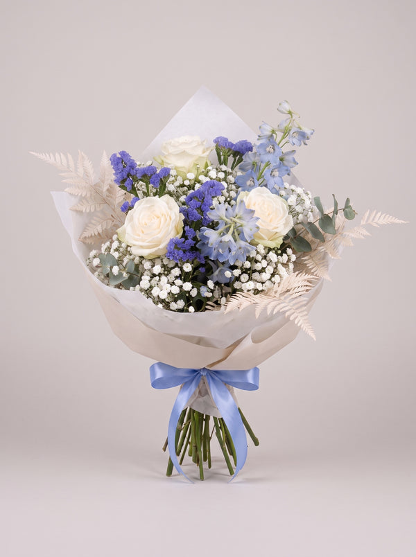Bouquet di laurea con rose bianche e blu | Emozioni Fiori Torino