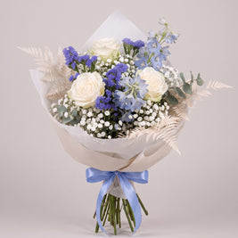 Bouquet di laurea con rose bianche e blu | Emozioni Fiori Torino